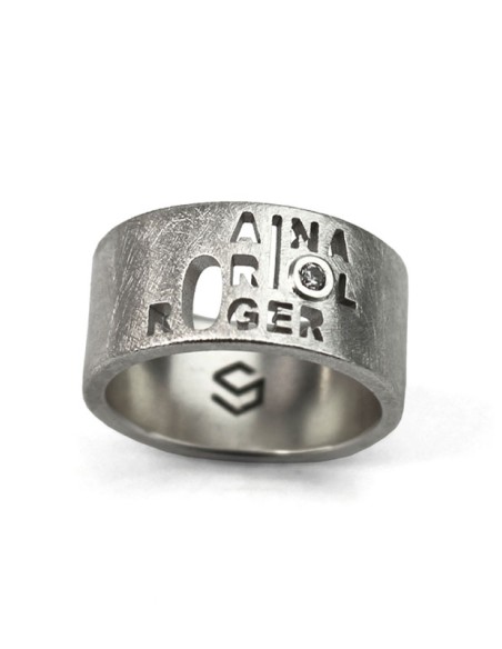 Anillo personalizado con 3  nombres y piedra