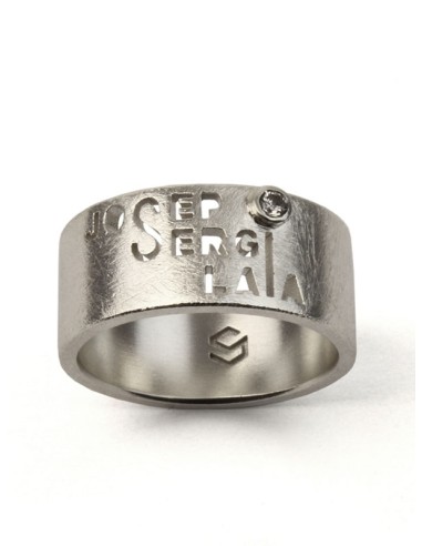 Anillo personalizado con 3  nombres y piedra