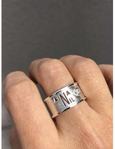 ANILLO PERSONALIZADO 2 NOMBRES, PYEDRA Y LATERALES PLATA 2