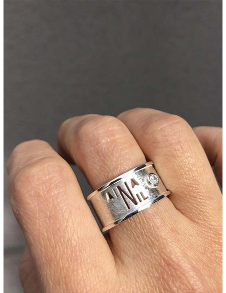 ANILLO PERSONALIZADO 2 NOMBRES, PYEDRA Y LATERALES PLATA