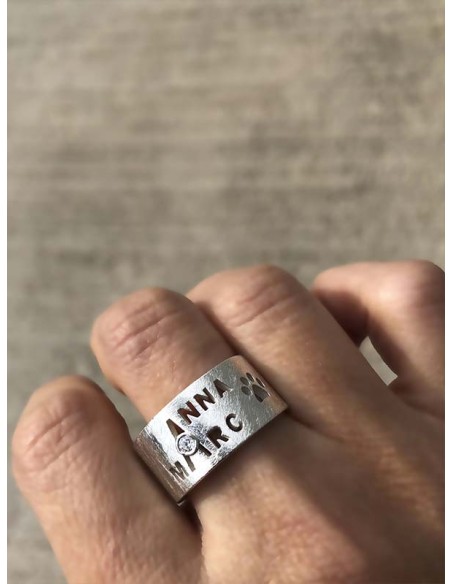 Anillo personalizado con 2 nombres y piedra