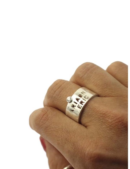 Anillo personalizado con 2 nombres y piedra