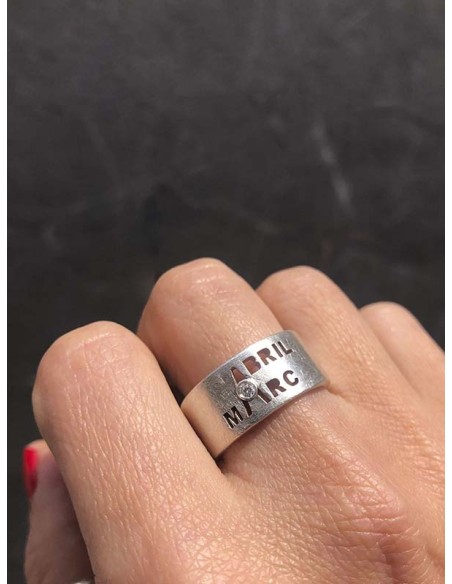 Anillo personalizado con 2 nombres y piedra