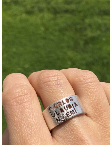 Anillo personalizado con 3  nombres y piedra